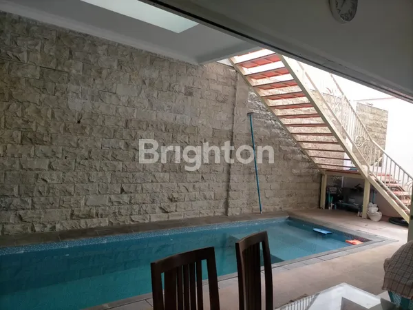 image RUMAH MINIMALIS SIAP HUNI ADA POOL DAN FURNISH 2 LANTAI DI PETEMON DEKAT PUSAT KOTA (8)