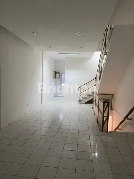 image RUKO 3 LANTAI STRATEGIS SIAP PAKAI COCOK UNTUK SHOWROOM, KANTOR, ATAU RESTO DI RAYA MERDEKA CIMONE TANGERANG (4)