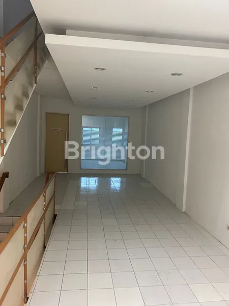 image RUKO 3 LANTAI STRATEGIS SIAP PAKAI COCOK UNTUK SHOWROOM, KANTOR, ATAU RESTO DI RAYA MERDEKA CIMONE TANGERANG (5)