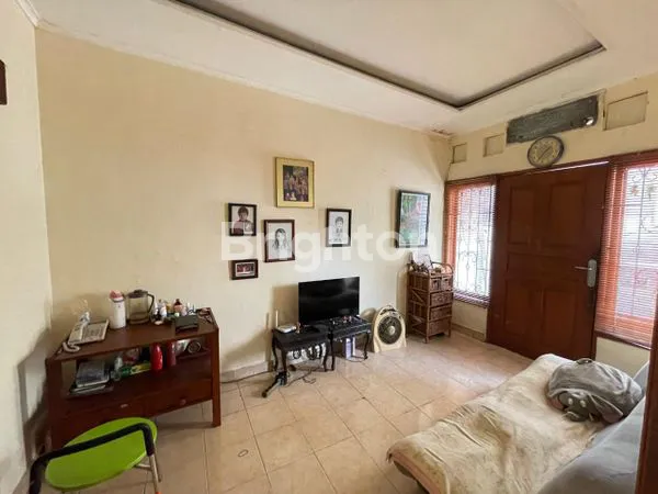 image RUMAH STRATEGIS 2 LANTAI DI JL. H SYAHRIN, HAJI NAWI - JAKARTA SELATAN (2)