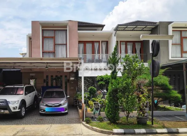 RUMAH INSTAGRAMMABLE BENTUK TANAH GENTONG DI CHERRY FIELD, BUAH BATU