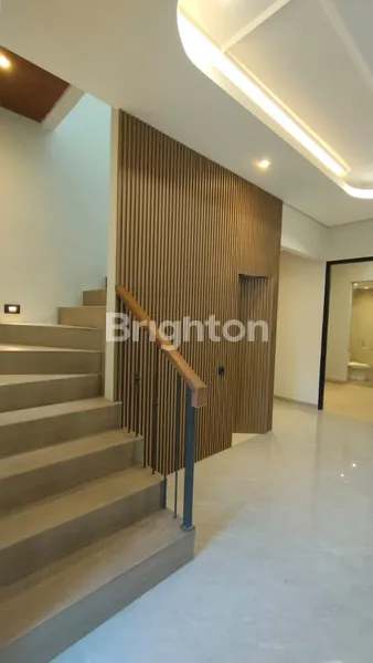 image RUMAH BARU AMERICAN MODERN MEWAH 2 LANTAI DI MANYAR HARGA 2.4M  – LOKASI FAVORIT TENGAH KOTA SURABAYA (4)