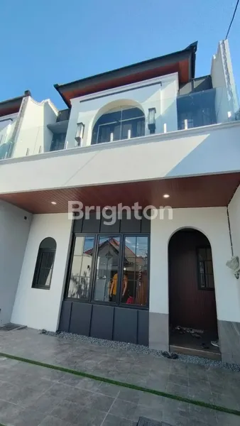 image DIJUAL RUMAH BARU 2 LANTAI MEWAH DI MANYAR HARGA 2.4M 4 KAMAR TIDUR - LOKASO FAVORIT TENGAH KOTA! (1)