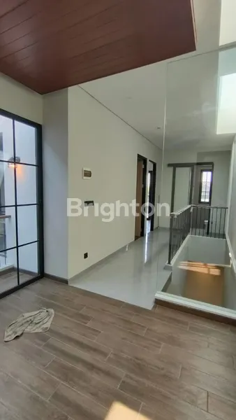 image DIJUAL RUMAH BARU 2 LANTAI MEWAH DI MANYAR HARGA 2.4M 4 KAMAR TIDUR - LOKASO FAVORIT TENGAH KOTA! (5)