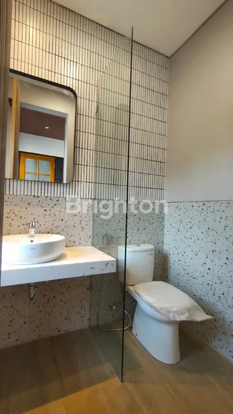 image DIJUAL RUMAH BARU 2 LANTAI MEWAH DI MANYAR HARGA 2.4M 4 KAMAR TIDUR - LOKASO FAVORIT TENGAH KOTA! (8)