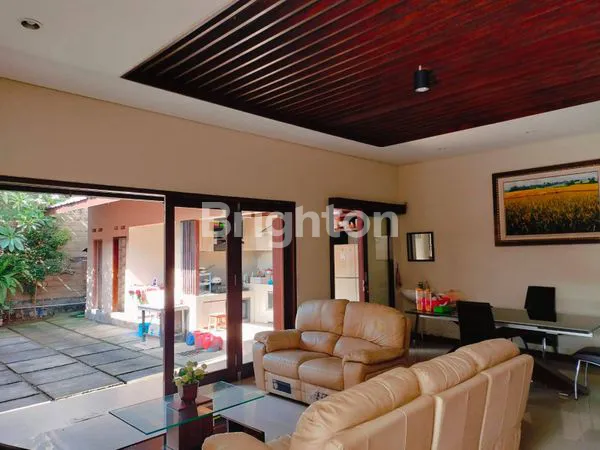 image “HUNIAN LUAS & NYAMAN – RUMAH MEWAH FULLY FURNISHED DISEWAKAN MIN. 3 TAHUN” (1)