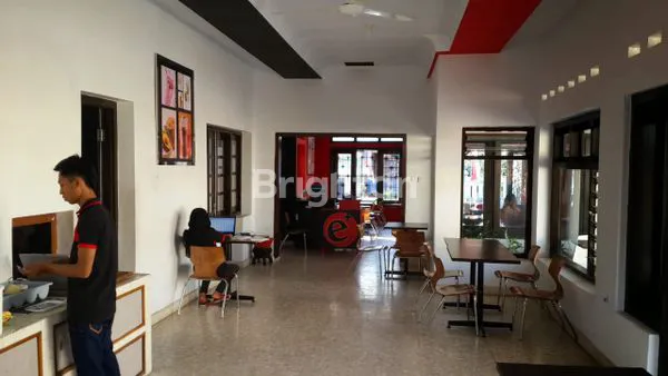 image JUAL SEWA RUMAH DI TULUNGAGUNG KOTA. LOKASI STRATEGIS. COCOK BUAT KANTOR, CAFE MAUPUN RUMAH TANGGA. (5)