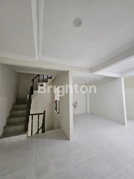 image JUAL RUMAH 3 LANTAI, NYAMAN DAN ASRI, LOKASI STRATEGIS (4)