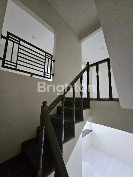 image JUAL RUMAH 3 LANTAI, NYAMAN DAN ASRI, LOKASI STRATEGIS (7)