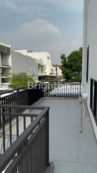 image DIJUAL RUMAH KOS HOEK 3 LANTAI DI KELAPA GADING JAKARTA UTARA. RUMAH BARU BANGUN. AMAN DARI BANJIR. (4)