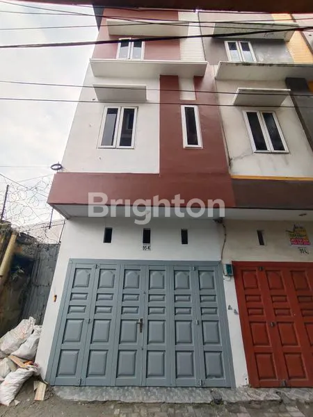 image TOWNHOUSE 3 TINGKAT (1)