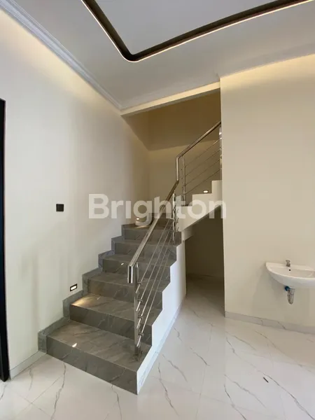 image RUMAH BARU GRESS UNDER 2M DI MANYAR LOKASI STRATEGIS DAN AKSES MUDAH (2)