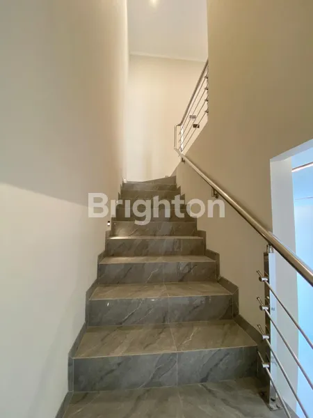 image RUMAH BARU GRESS UNDER 2M DI MANYAR LOKASI STRATEGIS DAN AKSES MUDAH (3)