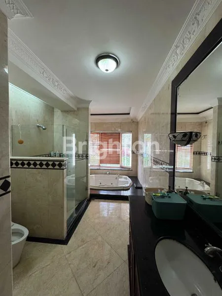 image RUMAH CANTIK DAN MEWAH DI TENGAH KOTA BALIKPAPAN (8)