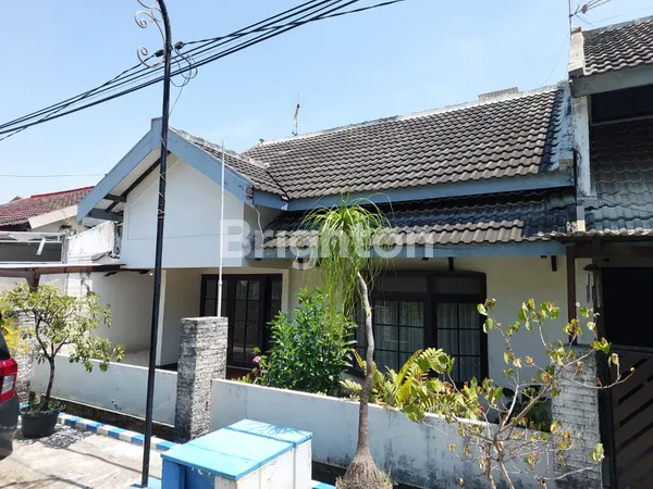 image 2 UNIT RUMAH BERSEBELAHAN DI PERUMAHAN  WISMA TROPODO SIDOARJO (4)