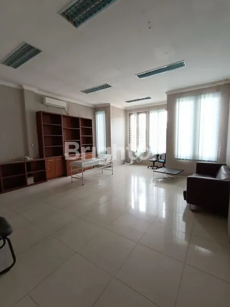 image RUMAH KANTOR 2 LANTAI DEKET PASAR SUMAGUNG KELAPA GAEING  (4)