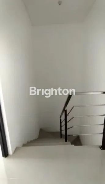 image RUMAH REGENCY ONE 2 LANTAI BABATAN PANTAI KENJERAN DEKAT MULYOSARI SUTOREJO (3)