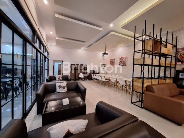 BANGUNAN EX RESTAURANT DI JL. RAYA JEMURSARI, SURABAYA\N\NTIMUR