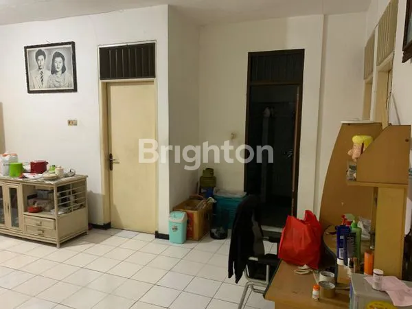 image RUMAH LUAS 200M², 5 MENIT KE KAMPUS PETRA (3)