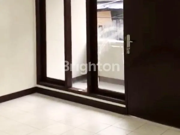 image RUMAH TOMANG 2.5 LANTAI STRATEGIS BARU RENOVASI DAN BEBAS BANJIR (5)