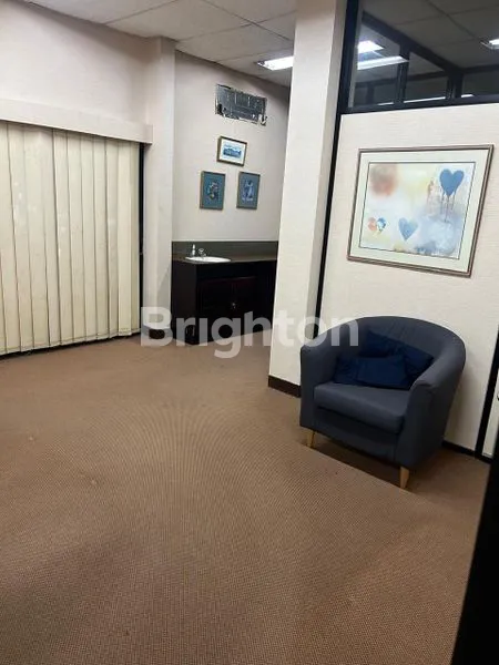 image RUMAH KOMERSIAL EX-KLINIK 2 LANTAI DI MENTENG – SHM, ADA LIFT, 726M², RP 35 M (3)