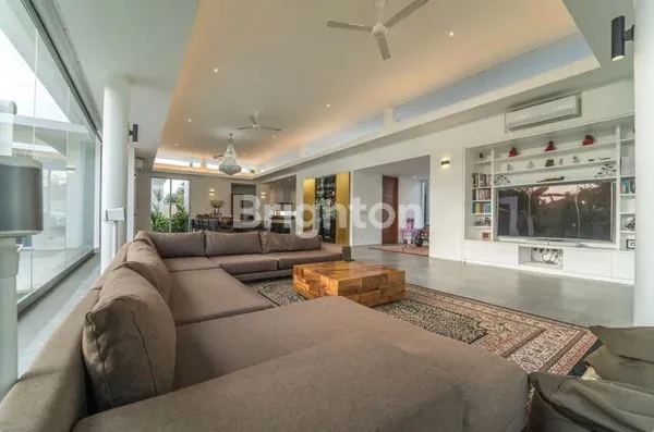 image LUXURIOUS VILLA 5 BEDROOM FULLY FURNISH IN BABAKAN CANGGU (3)