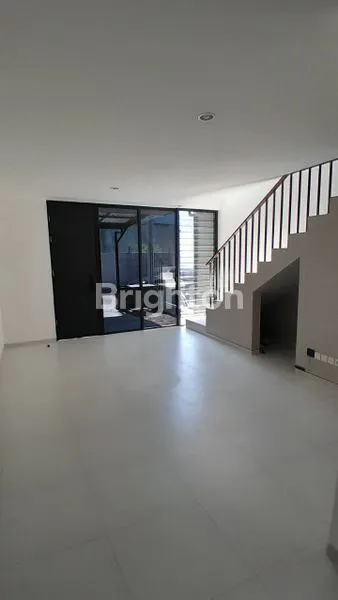 image JUAL CEPAT RUMAH\\\' 2 LANTAI SECOND LIKE NEW SELANGKAH KE RAYA MERR (2)