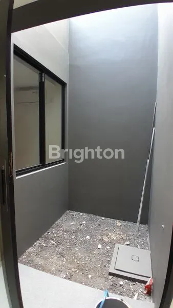 image JUAL CEPAT RUMAH\\\' 2 LANTAI SECOND LIKE NEW SELANGKAH KE RAYA MERR (6)