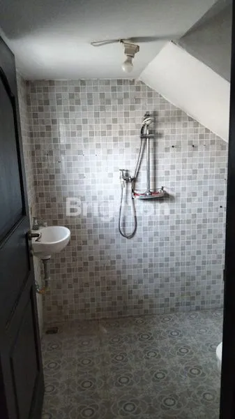 image RUMAH 2 LANTAI DI RENON, 5 KT & GARASI LUAS (4)