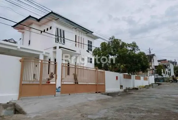 image RUMAH 2 LANTAI DENGAN HALAMAN LUAS  (1)