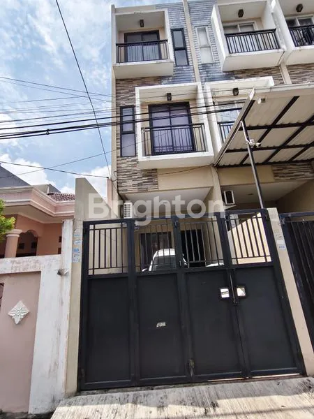 RUMAH CANTIK 3 LANTAI ROW 2 MOBIL, BEBAS BANJIR KEBON JERUK KEDOYA JAKARTA BARAT