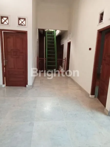 image DISEWAKAN RUMAH LUAS DI SOLO, DEKAT SLAMET RIYADI (3)