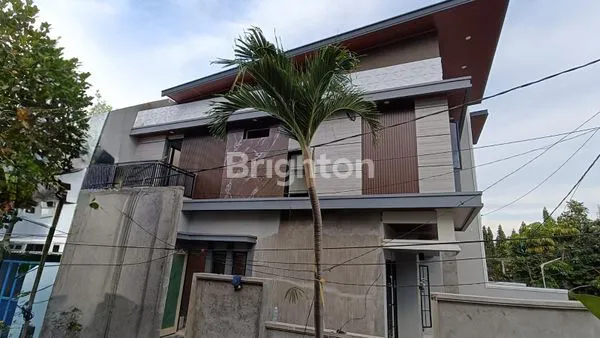 image RUMAH HOOK BARU GRESS LOKASI STRATEGIS DI JALAN UTAMA MANYAR JAYA DENGAN ROW JALAN 4 MOBIL DAN KEAMANAN ONE GATE SISTEM (3)