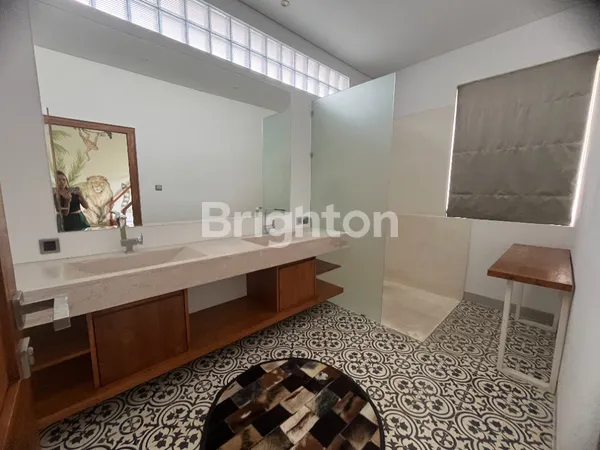 image LEASEHOLD – MODERN TROPICAL FAMILY HOME IN BUMBAK DAUH, KEROBOKAN (7)