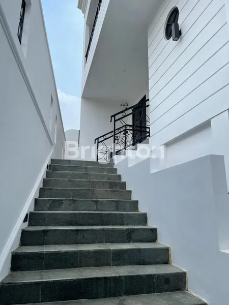 image RUMAH MEWAH BANGUNAN BARU FULL FURNISHED STRATEGIS DI KOMPLEK PERUMAHAN TANJUNG BARAT JAKARTA SELATAN  (2)