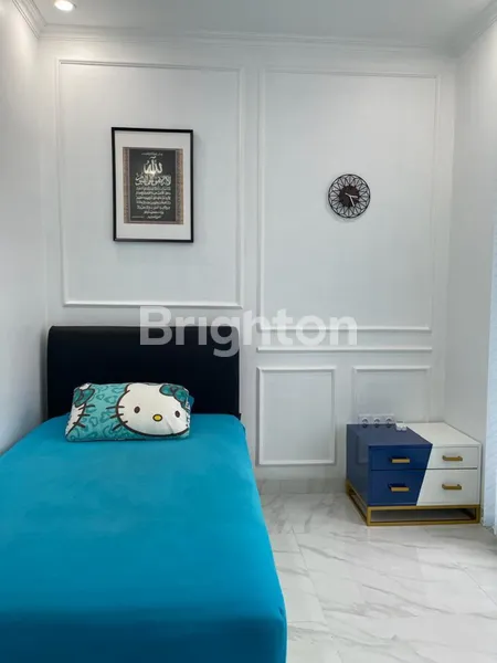 image RUMAH MEWAH BANGUNAN BARU FULL FURNISHED STRATEGIS DI KOMPLEK PERUMAHAN TANJUNG BARAT JAKARTA SELATAN  (6)