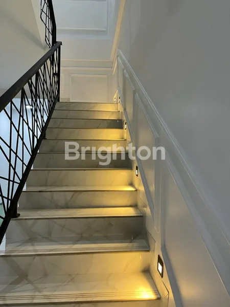 image RUMAH MEWAH BANGUNAN BARU FULL FURNISHED STRATEGIS DI KOMPLEK PERUMAHAN TANJUNG BARAT JAKARTA SELATAN  (7)