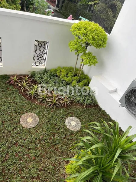 image RUMAH MEWAH BANGUNAN BARU FULL FURNISHED STRATEGIS DI KOMPLEK PERUMAHAN TANJUNG BARAT JAKARTA SELATAN  (8)