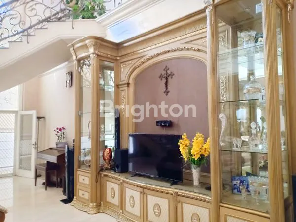 image RUMAH 2 LANTAI KLASIK FULL FURNISH BAGUS SIAP HUNI ROW JALAN BOULEVARD DEKAT SEKOLAH PETRA GALAXY ARAYA UNIVERSITAS ITS (8)