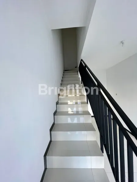 image RUMAH BARU GRESS MINIMALIS DI LEBAK TIMUR, SELANGKAH RAYA KENJERAN, SELANGKAH KE TENGAH KOTA, SIAP HUNI, ATAP GALVALUM, LANTAI GRANIT (4)