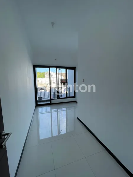 image RUMAH BARU GRESS MINIMALIS DI LEBAK TIMUR, SELANGKAH RAYA KENJERAN, SELANGKAH KE TENGAH KOTA, SIAP HUNI, ATAP GALVALUM, LANTAI GRANIT (8)