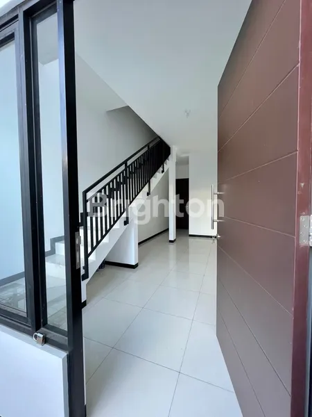 image RUMAH BARU GRESS MINIMALIS DI LEBAK TIMUR, SELANGKAH RAYA KENJERAN, SELANGKAH KE TENGAH KOTA, SIAP HUNI, ATAP GALVALUM, LANTAI GRANIT (3)