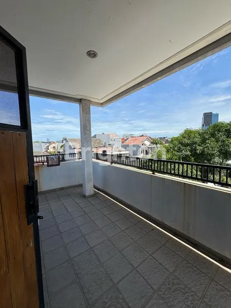 image RUMAH 3 LANTAI DI KELAPA GADING JAKARTA UTARA . PENCAHAYAAN BAGUS (7)