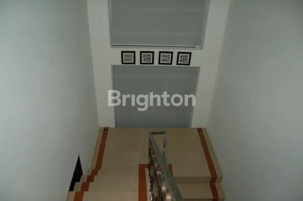 image RUMAH 2 LANTAI LT 357M² DI BUMI ASRI (8)