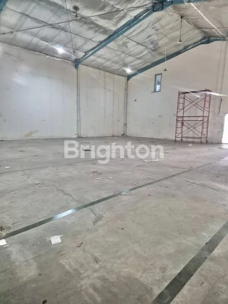 image GUDANG ADA RUANG KANTOR 2 LANTAI BISA DILEWATI KONTAINER 40 FEET DI BANDARA MAS (5)