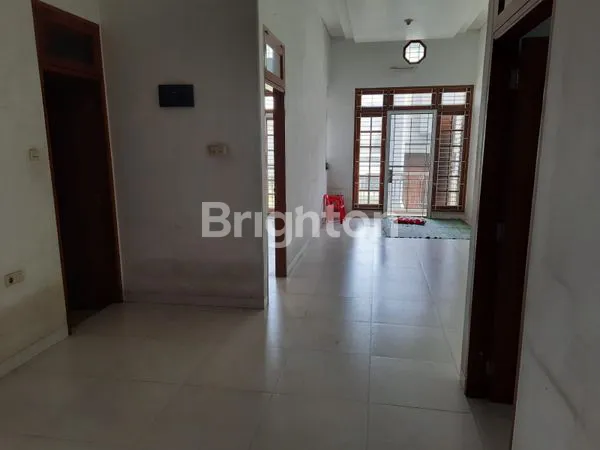 image RUMAH 2 LANTAI SIAP HUNI 4 KMT MODEL KLASIK DAN MINIMALIS KELAPA GADING JKT-UTR (2)