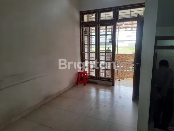 image RUMAH 2 LANTAI SIAP HUNI 4 KMT MODEL KLASIK DAN MINIMALIS KELAPA GADING JKT-UTR (4)