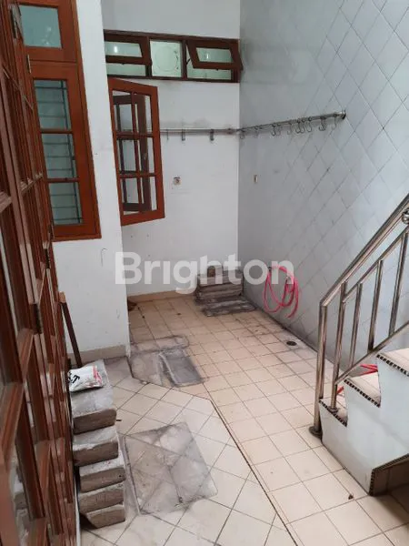image RUMAH 2 LANTAI SIAP HUNI 4 KMT MODEL KLASIK DAN MINIMALIS KELAPA GADING JKT-UTR (6)