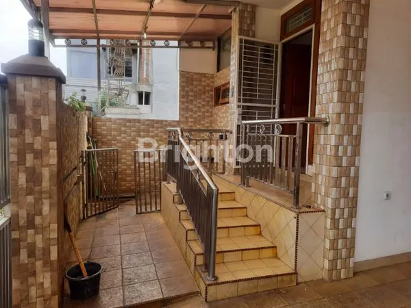 image RUMAH 2 LANTAI SIAP HUNI 4 KMT MODEL KLASIK DAN MINIMALIS KELAPA GADING JKT-UTR (3)