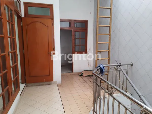 image RUMAH 2 LANTAI SIAP HUNI 4 KMT MODEL KLASIK DAN MINIMALIS KELAPA GADING JKT-UTR (7)